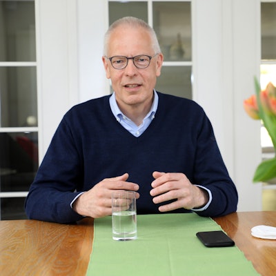 Dr. Hermann-Josef Tebroke sitzt am Wohnzimmertisch seines Hauses in Lindlar.