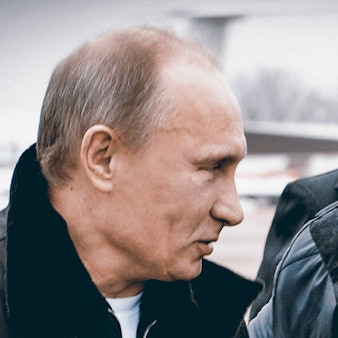 Kremlchef Wladimir Putin (l.) im Gespräch mit Ramsan Kadyrow. Der Tschetschenen-Anführer, der als „Putins Bluthund“ gilt, hat nach Todesgerüchten zweifelhafte Videos veröffentlicht. (Archivbild)