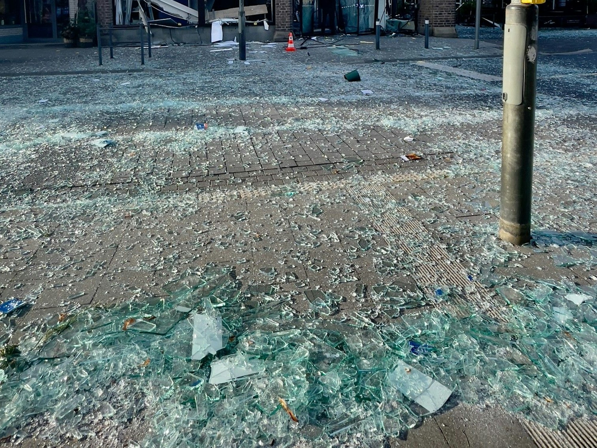 Mit tausenden Glasscherben übersät ist der Bereich rund um die Volksbank am Lechenicher Markt und auf der Bonner Straße.