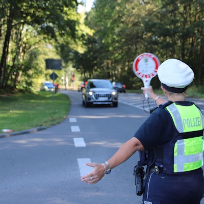 Die Kreispolizei beteiligte sich mit zahlreichen Kontrollstellen am bundesweiten Kontrolltag „Sicher mobil leben“. Hier winkt eine Polizistin ein Auto mit einer Polizeikelle heraus.