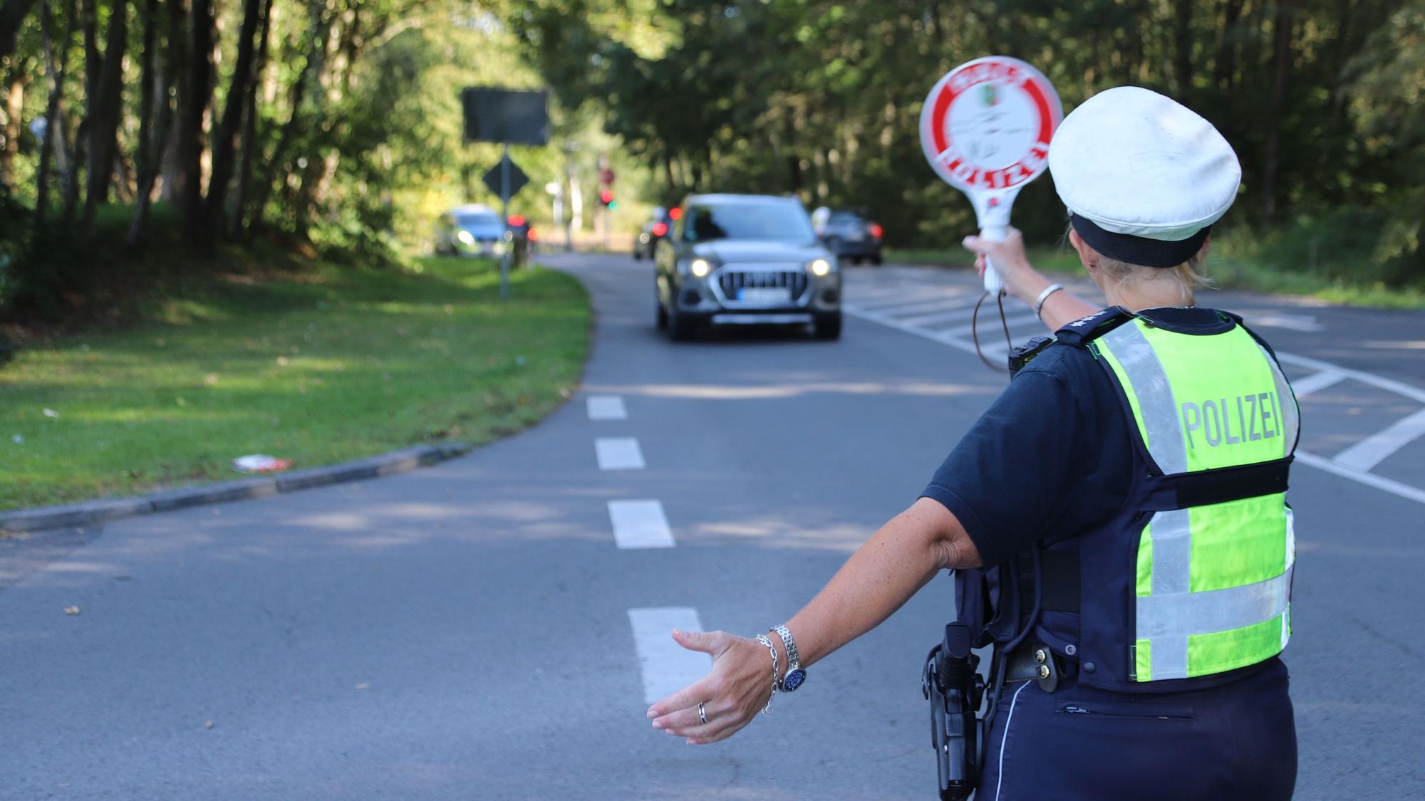 Die Kreispolizei beteiligte sich mit zahlreichen Kontrollstellen am bundesweiten Kontrolltag „Sicher mobil leben“. Hier winkt eine Polizistin ein Auto mit einer Polizeikelle heraus.