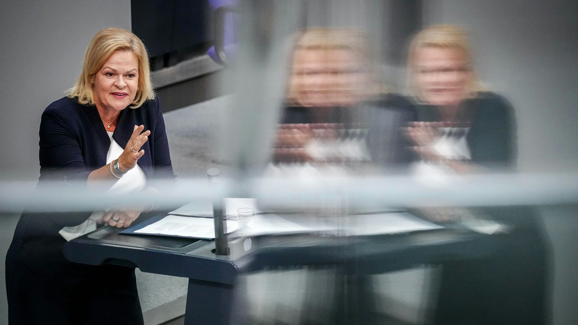 Nancy Faeser (SPD), Bundesministerin für Inneres und Heimat, spricht im Plenum des Bundestags.