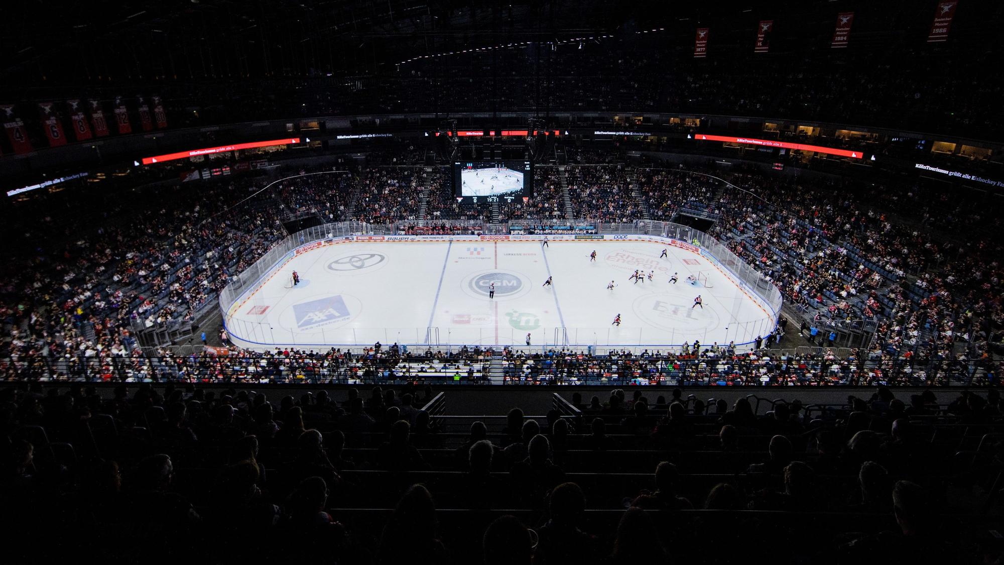 Fans verfolgen die Partie in der LanxessArena. (Archivbild)