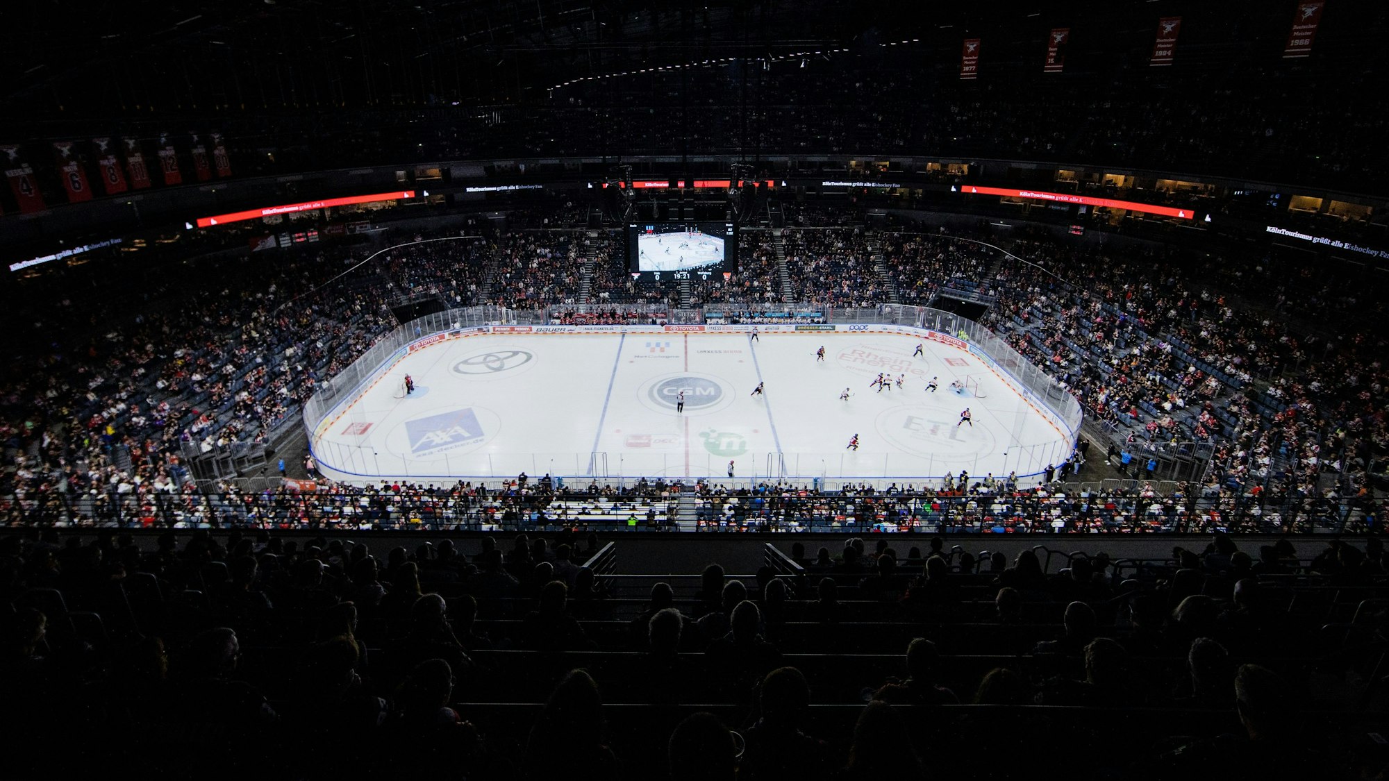 Fans verfolgen die Partie in der LanxessArena. (Archivbild)