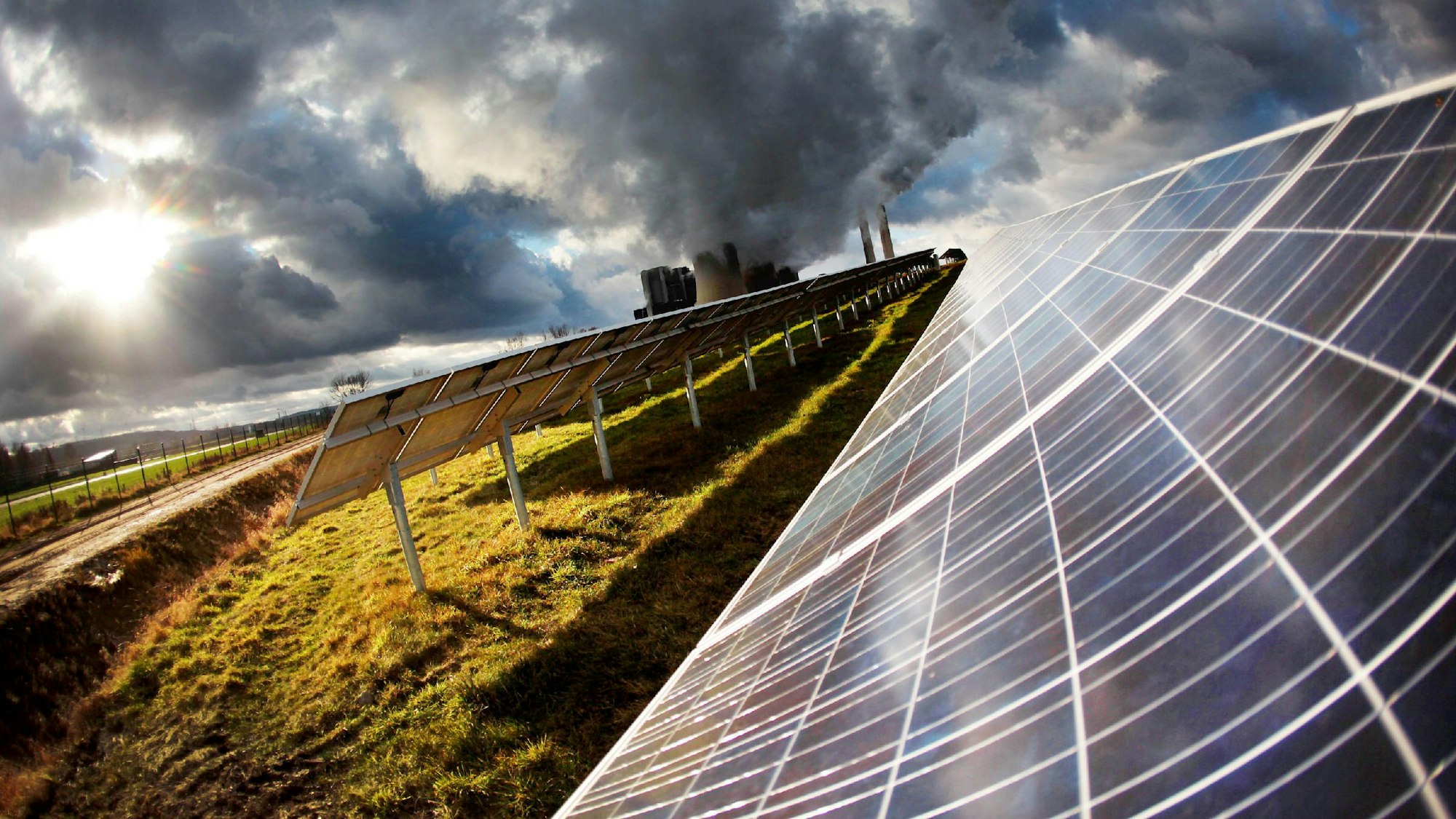 Die Sonne scheint am 06.12.2011 in Inden auf eine Solaranlage.