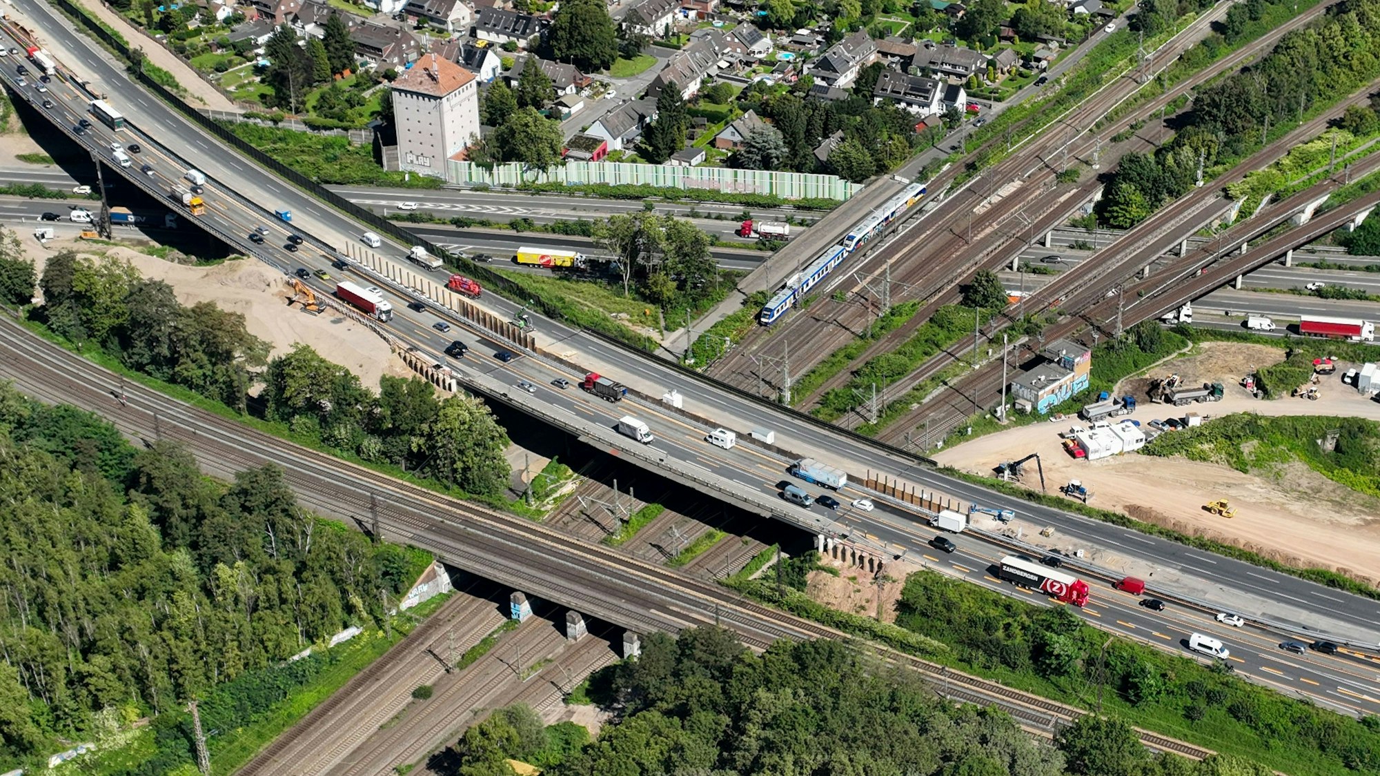 Der Abriss dieser Brücke der Autobahn A3 am Autobahnkreuz Kaiserberg.