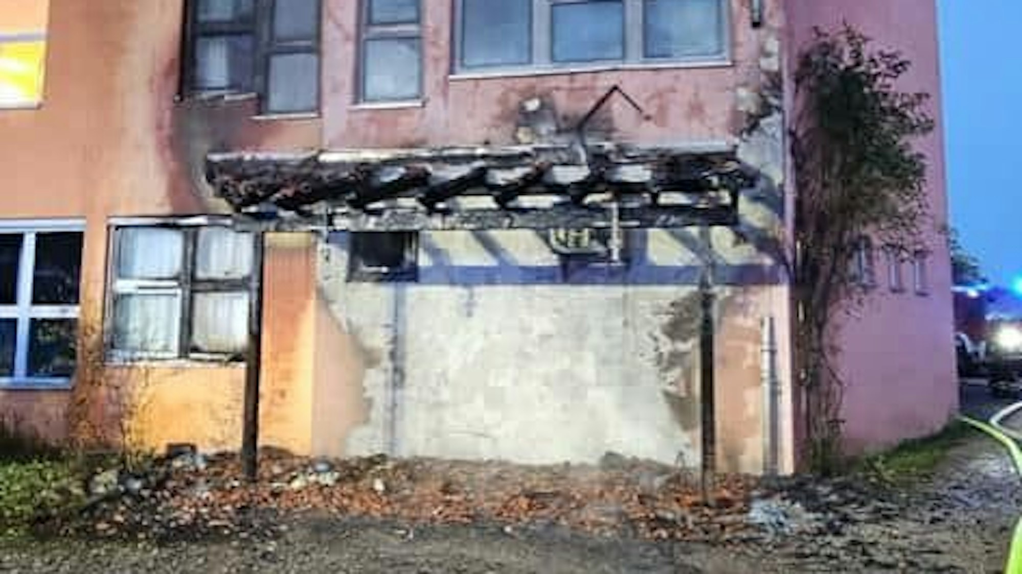 Die Fassade eines Hauses zeigt deutliche Spuren eines Brandes.