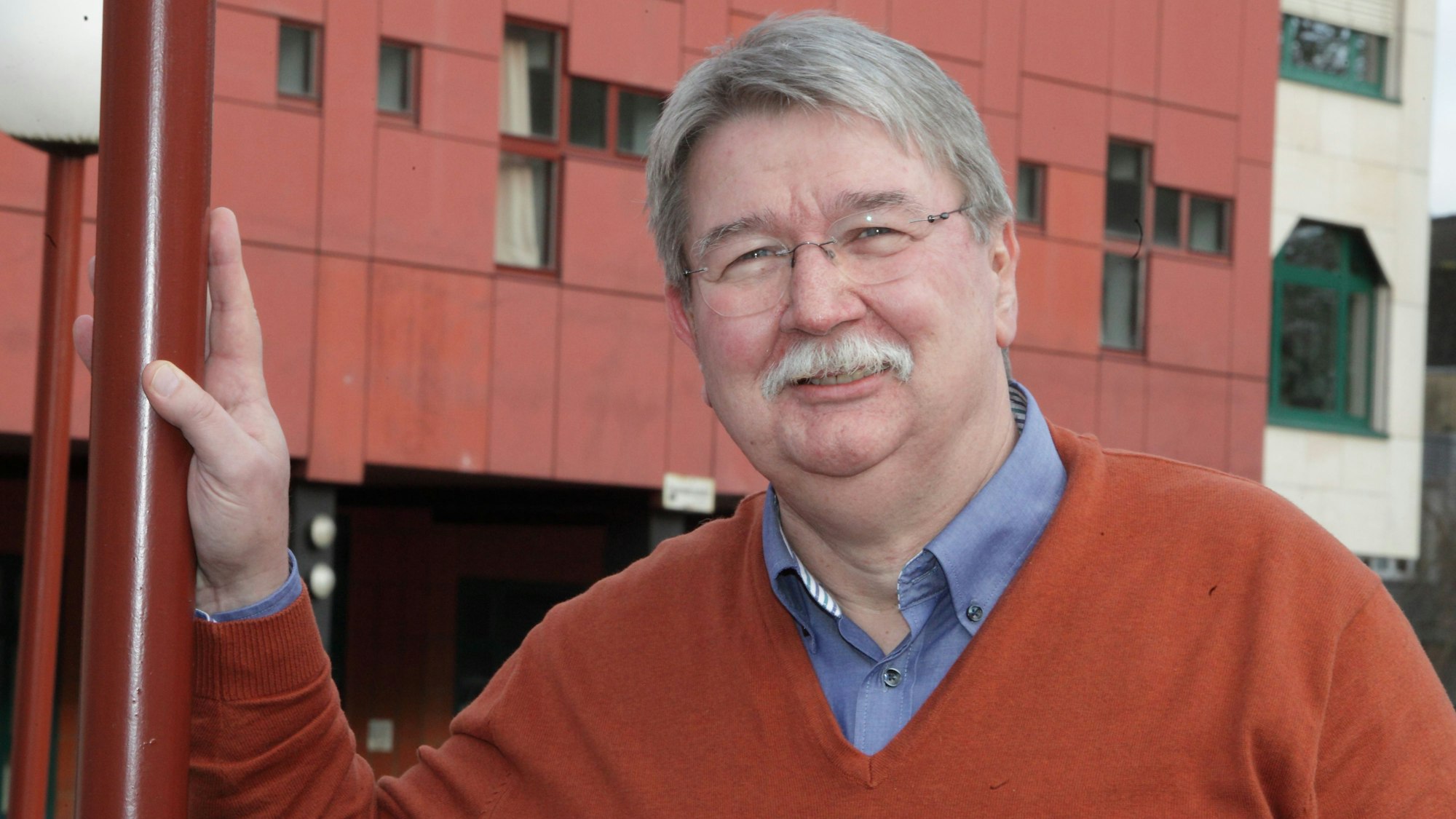 Werner Conrad lehnt an ein Gitter am Bergischen Löwen in Bergisch Gladbach.