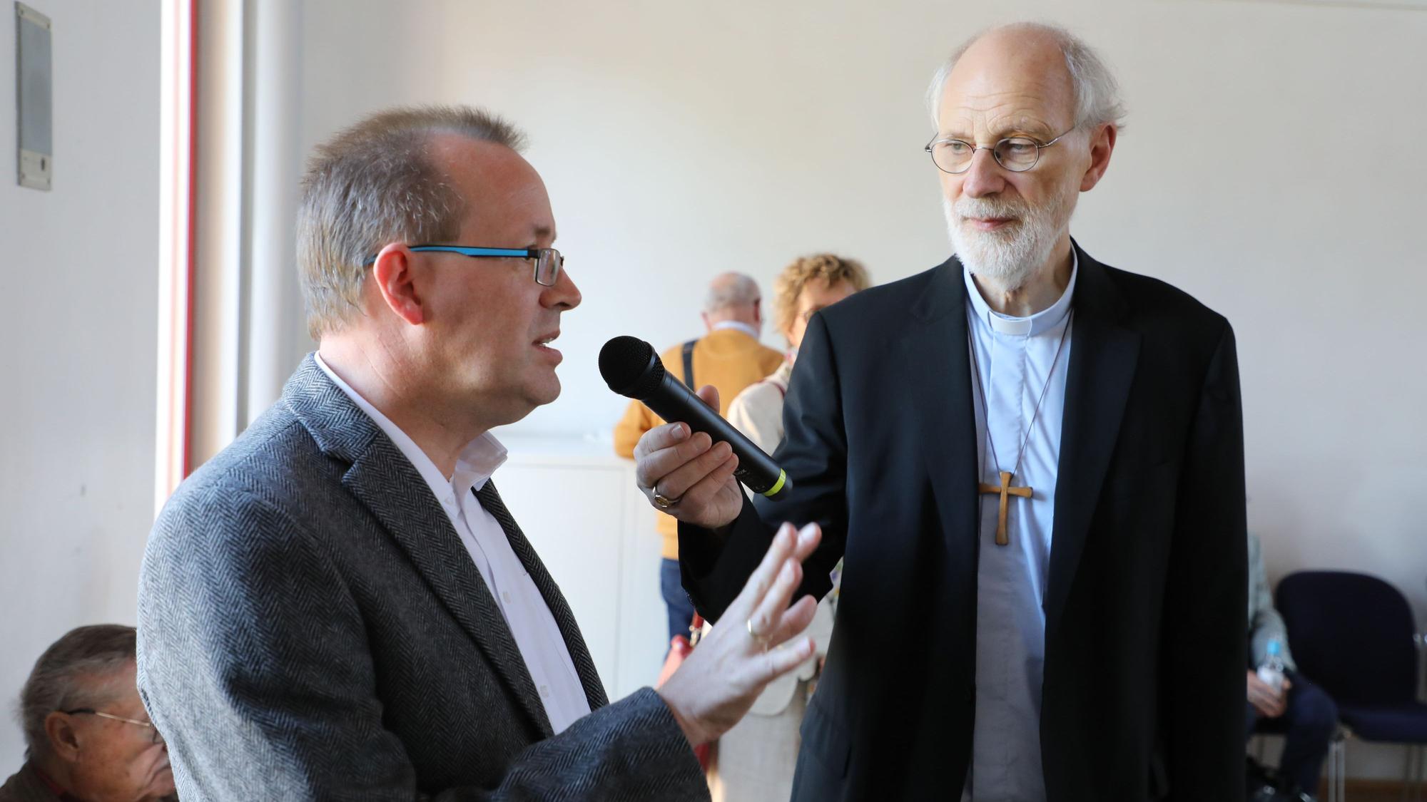 Der Overather Hans Schlömer (l.) im September 2023 im Gespräch mit dem Weihbischof.