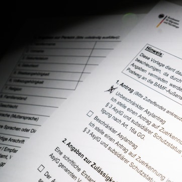 Ein schriftlicher Asylerstantrag des Bundesamts für Migration und Flüchtlinge (BAMF) liegt auf einem Tisch.