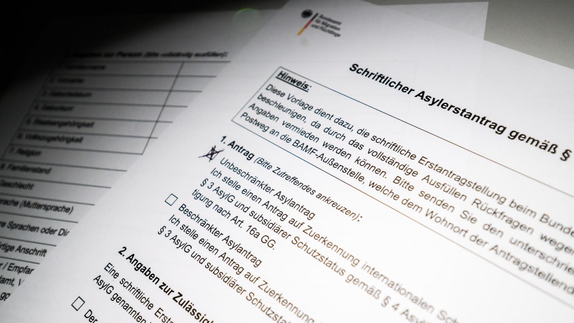 Ein schriftlicher Asylerstantrag des Bundesamts für Migration und Flüchtlinge (BAMF) liegt auf einem Tisch.