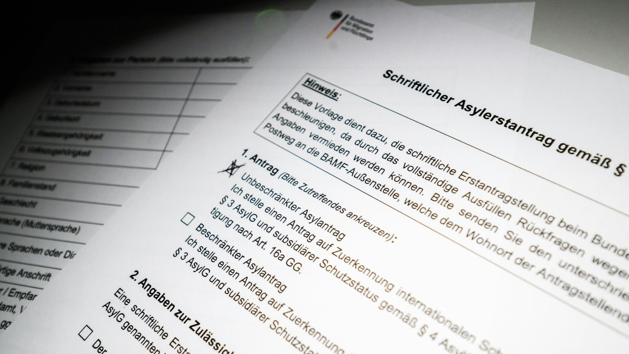 Ein schriftlicher Asylerstantrag des Bundesamts für Migration und Flüchtlinge (BAMF) liegt auf einem Tisch.