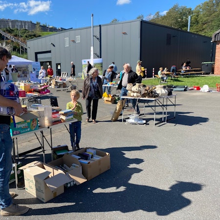 Auf Metabolon in Lindlar fand der Tauschrausch statt. Menschen schauen sich an verschiedenen Tischen um, an denen, wie auf einem Flohmarkt, Dinge angeboten wurden.