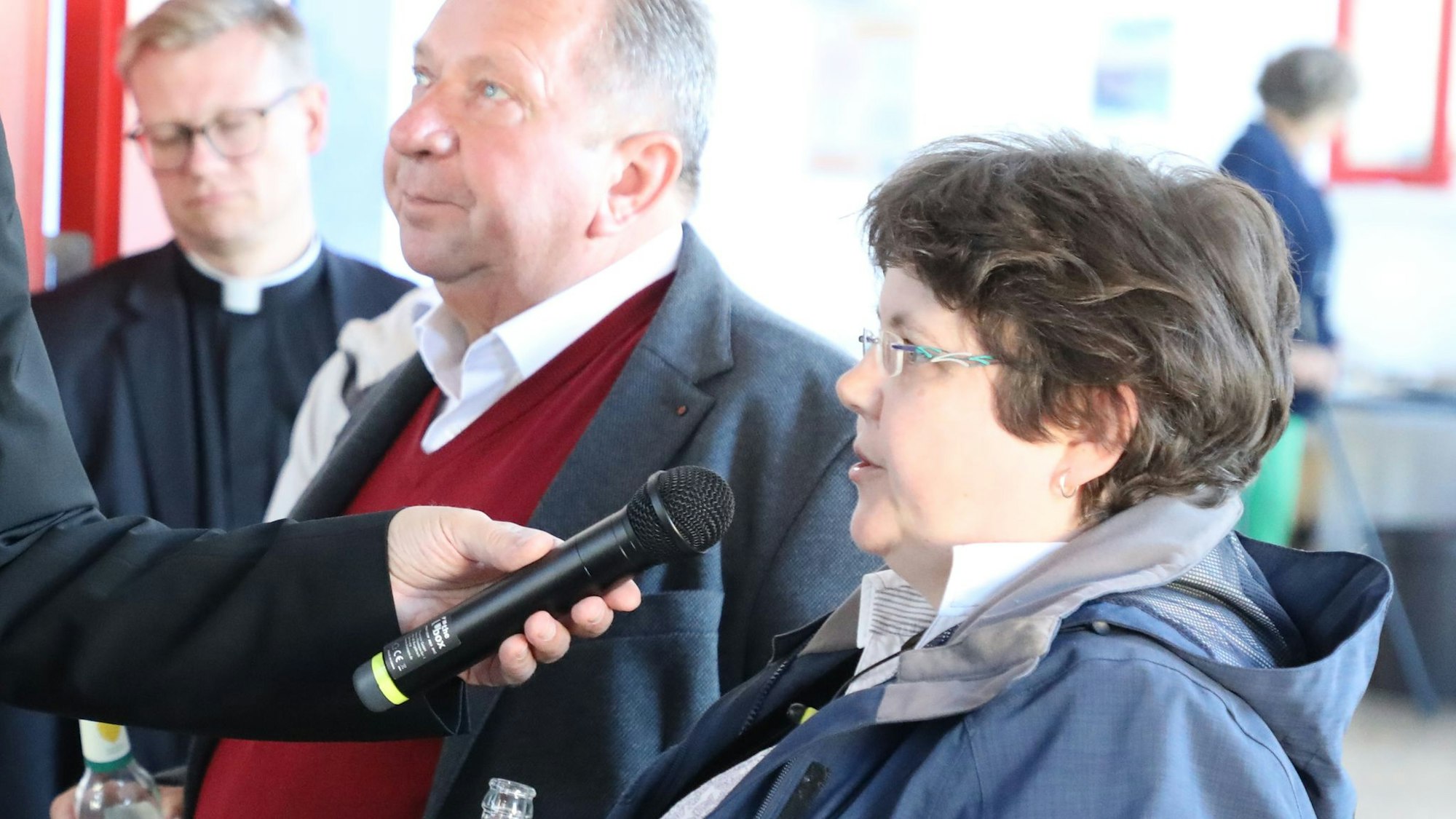 Eine Frau spricht in ein Mikro.