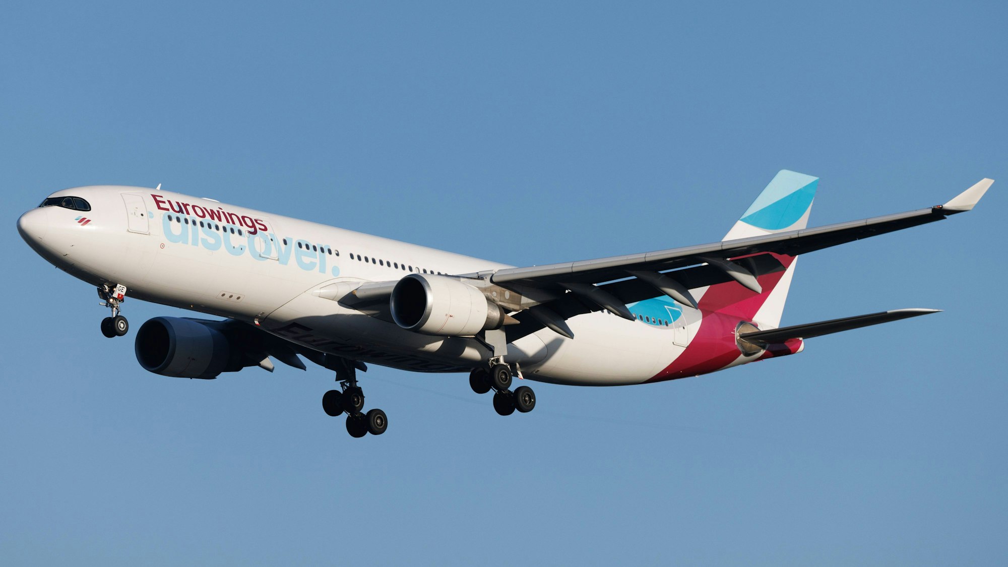 Ein Airbus A330 der deutschen Fluggesellschaft Discover beim Start. Es trägt außerdem noch das Logo der Lufthansa-Tochter Eurowings. (Symbolbild)