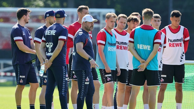 Trainer Steffen Baumgart (l.) und das Team des 1. FC Köln.