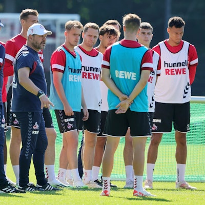 Trainer Steffen Baumgart (l.) und das Team des 1. FC Köln.