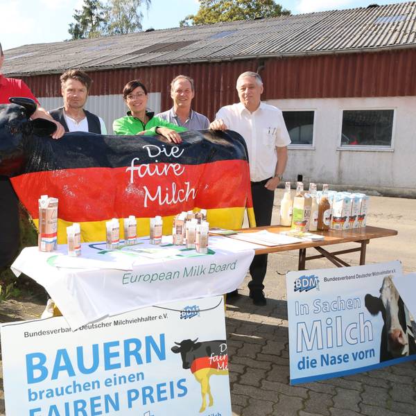 Gruppenfoto: Silvia Däberitz, Michael Alterauge, Elmar Hannen, Andrea Münnekehoff, Michael Braun und EU-Parlamentarier Helmut Geuking.