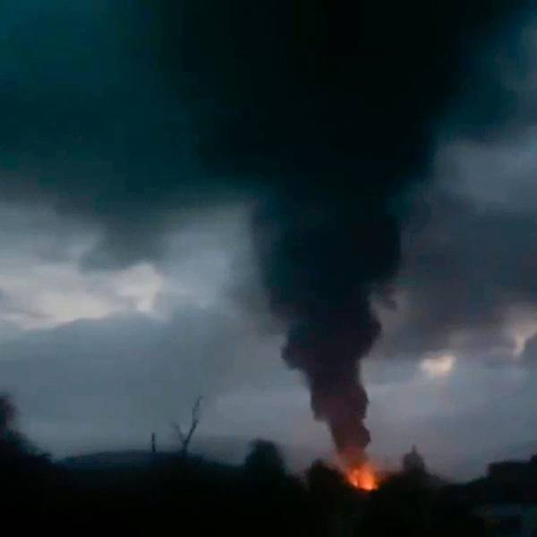 HANDOUT - 25.09.2023, Aserbaidschan, Stepanakert: In diesem Bild aus einem Video das auf Siranush Sargsyans X-Account (ehemals Twitter) verbreitet wurde, zeigt aufsteigenden Rauch nach der Explosion eines Tanklagers in der Nähe von Stepanakert, Berg-Karabach. Mehrere Menschen wurden am Montagabend an einer Tankstelle in der Nähe der Hauptstadt der Region verletzt, als ein Treibstofftank explodierte. Dutzende von Menschen standen zu diesem Zeitpunkt an der Tankstelle an, um ihre Autos zu betanken, damit sie nach Armenien fahren konnten. Foto: Siranush Sargsyan's Twitter account/AP/dpa - ACHTUNG: Nur zur redaktionellen Verwendung im Zusammenhang mit der aktuellen Berichterstattung und nur mit vollständiger Nennung des vorstehenden Credits +++ dpa-Bildfunk +++