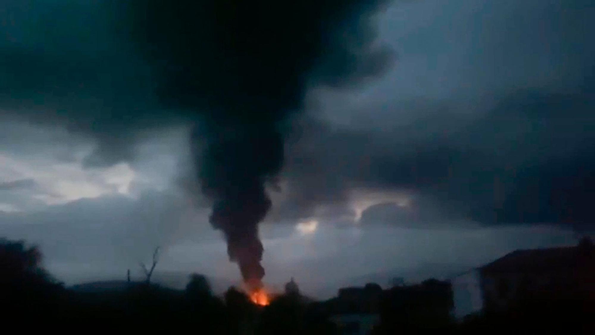 HANDOUT - 25.09.2023, Aserbaidschan, Stepanakert: In diesem Bild aus einem Video das auf Siranush Sargsyans X-Account (ehemals Twitter) verbreitet wurde, zeigt aufsteigenden Rauch nach der Explosion eines Tanklagers in der Nähe von Stepanakert, Berg-Karabach. Mehrere Menschen wurden am Montagabend an einer Tankstelle in der Nähe der Hauptstadt der Region verletzt, als ein Treibstofftank explodierte. Dutzende von Menschen standen zu diesem Zeitpunkt an der Tankstelle an, um ihre Autos zu betanken, damit sie nach Armenien fahren konnten. Foto: Siranush Sargsyan's Twitter account/AP/dpa - ACHTUNG: Nur zur redaktionellen Verwendung im Zusammenhang mit der aktuellen Berichterstattung und nur mit vollständiger Nennung des vorstehenden Credits +++ dpa-Bildfunk +++