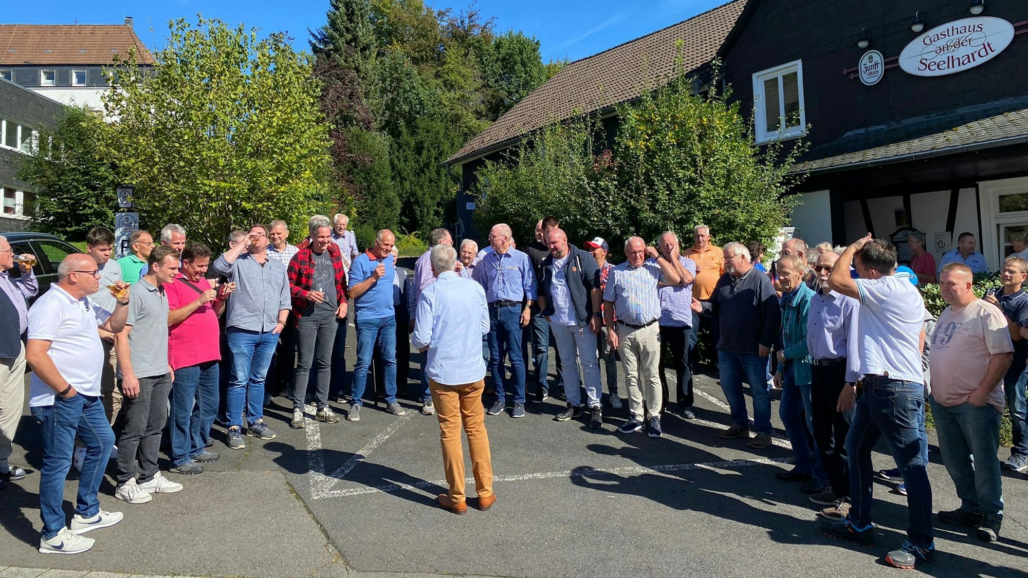 Ein Männerchor stellt sich zum Singen auf.