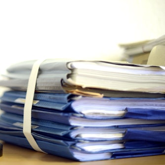 Eine modellhafte Nachbildung der Justitia steht im Raum eines Richters.