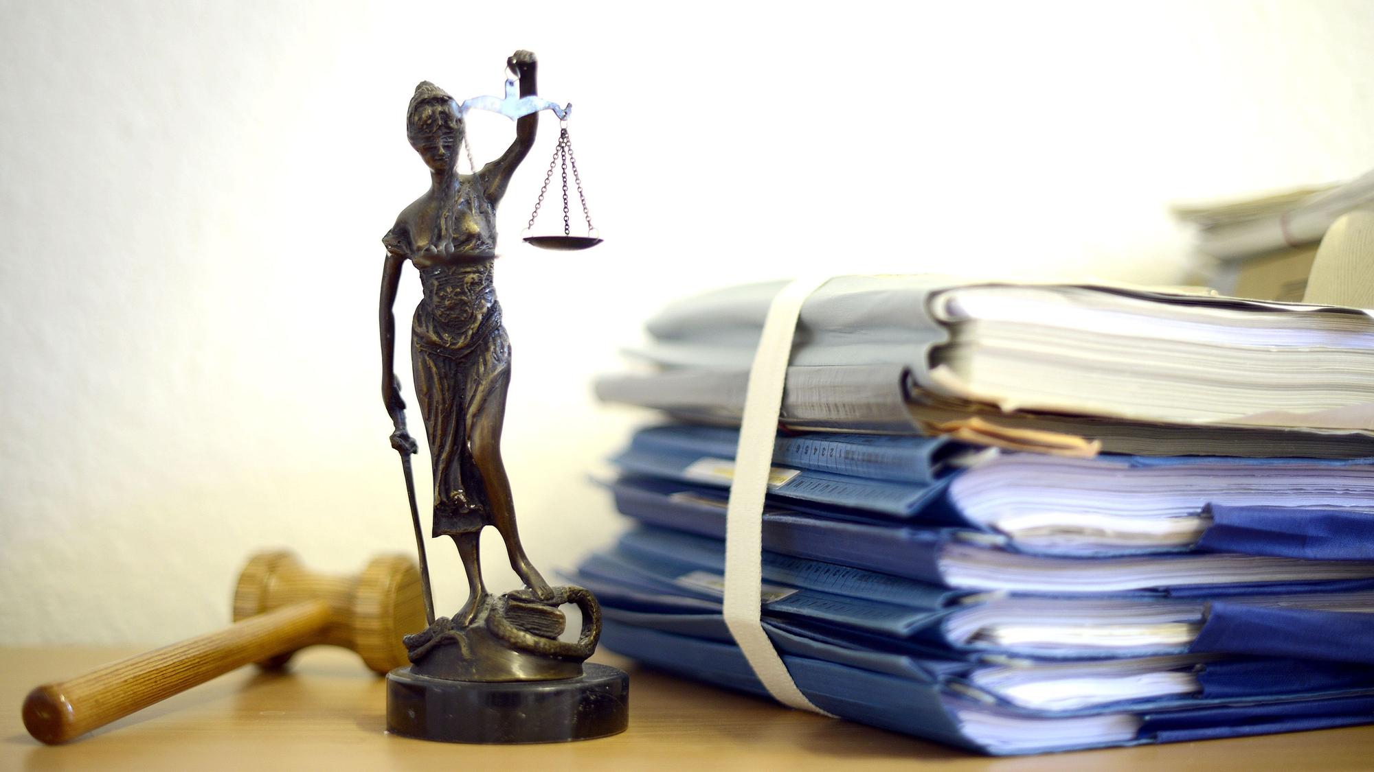 Eine modellhafte Nachbildung der Justitia steht im Raum eines Richters.
