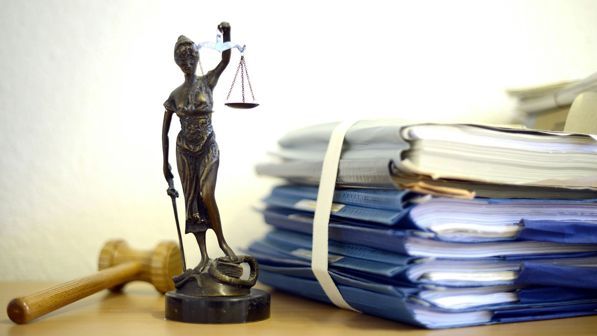 Eine modellhafte Nachbildung der Justitia steht im Raum eines Richters des Landgerichts