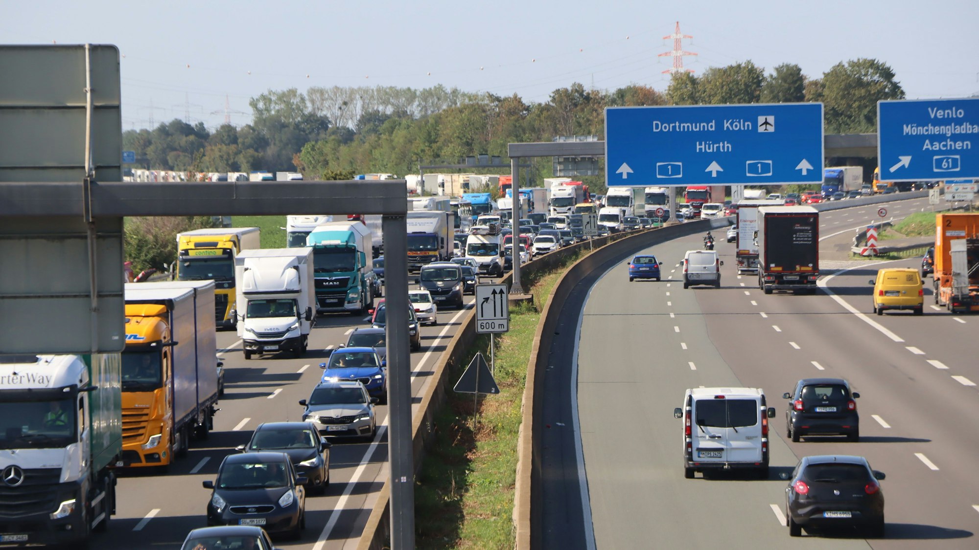 Das Foto zeigt die Autobahn 1 in beiden Fahrtrichtungen.