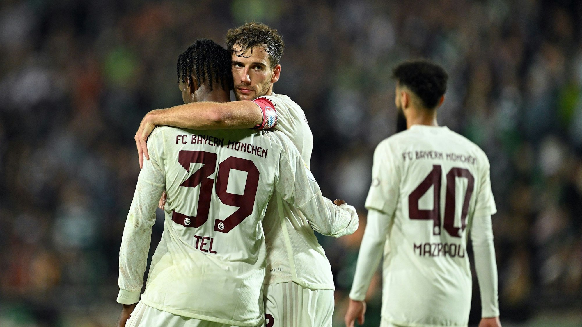 Mathys Tel (l.) und Leon Goretzka (m.) vom FC Bayern München bejubeln den Treffer zum 4:0 gegen Preußen Münster.