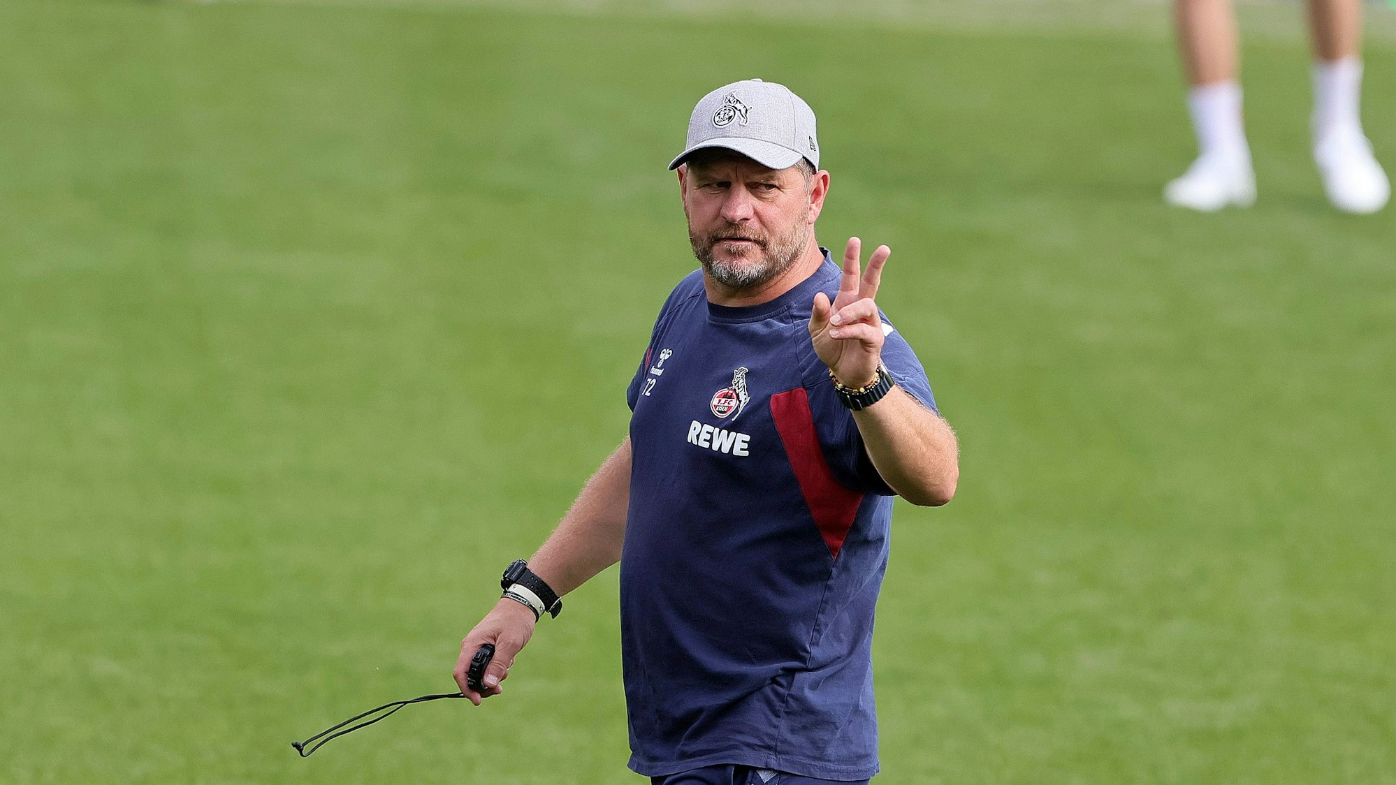 Steffen Baumgart (1. FC Köln) auf dem Trainingsgelände am Geißbockheim. Mit Jessy Wellmer hat er über seine ostdeutsche Herkunft gesprochen.