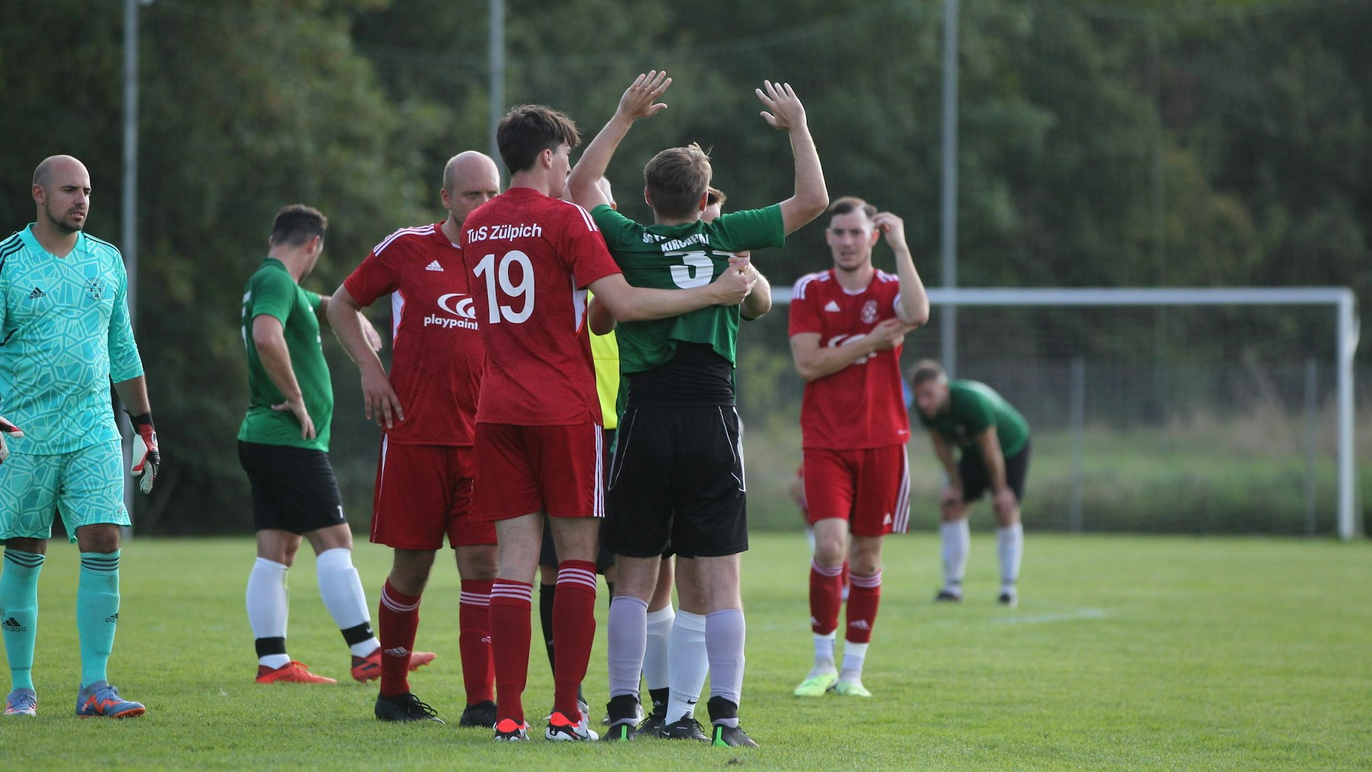 Ein Zülpicher Spieler hilft einem angeschlagenen Flamersheimer, der offenbar vom Ball getroffen wurde.