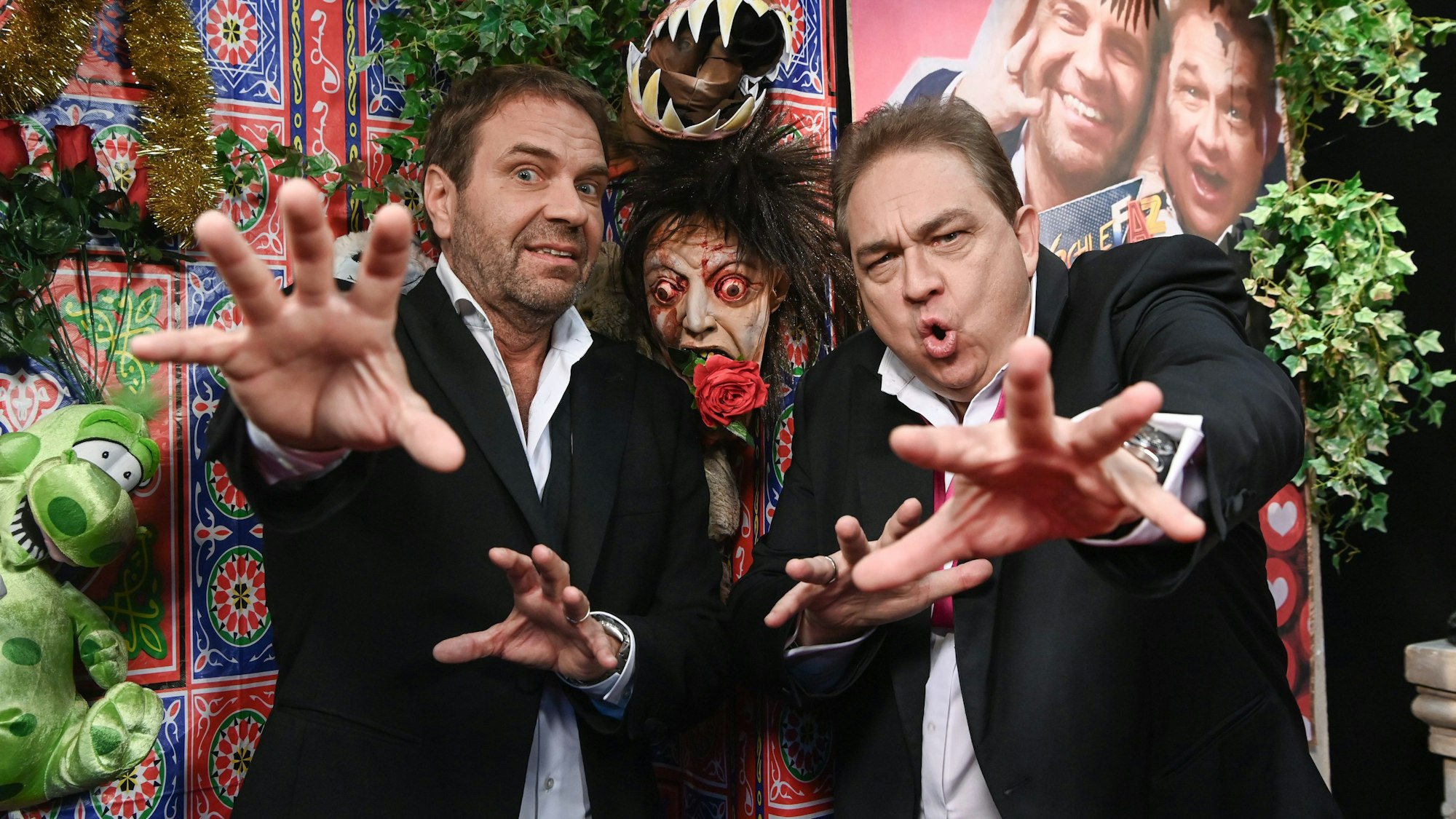 Die Moderatoren Peter Rütten (l) und Oliver Kalkofe stehen im Studio der Tele5-Sendung «Schlefaz - die schlechtesten Filme aller Zeiten».