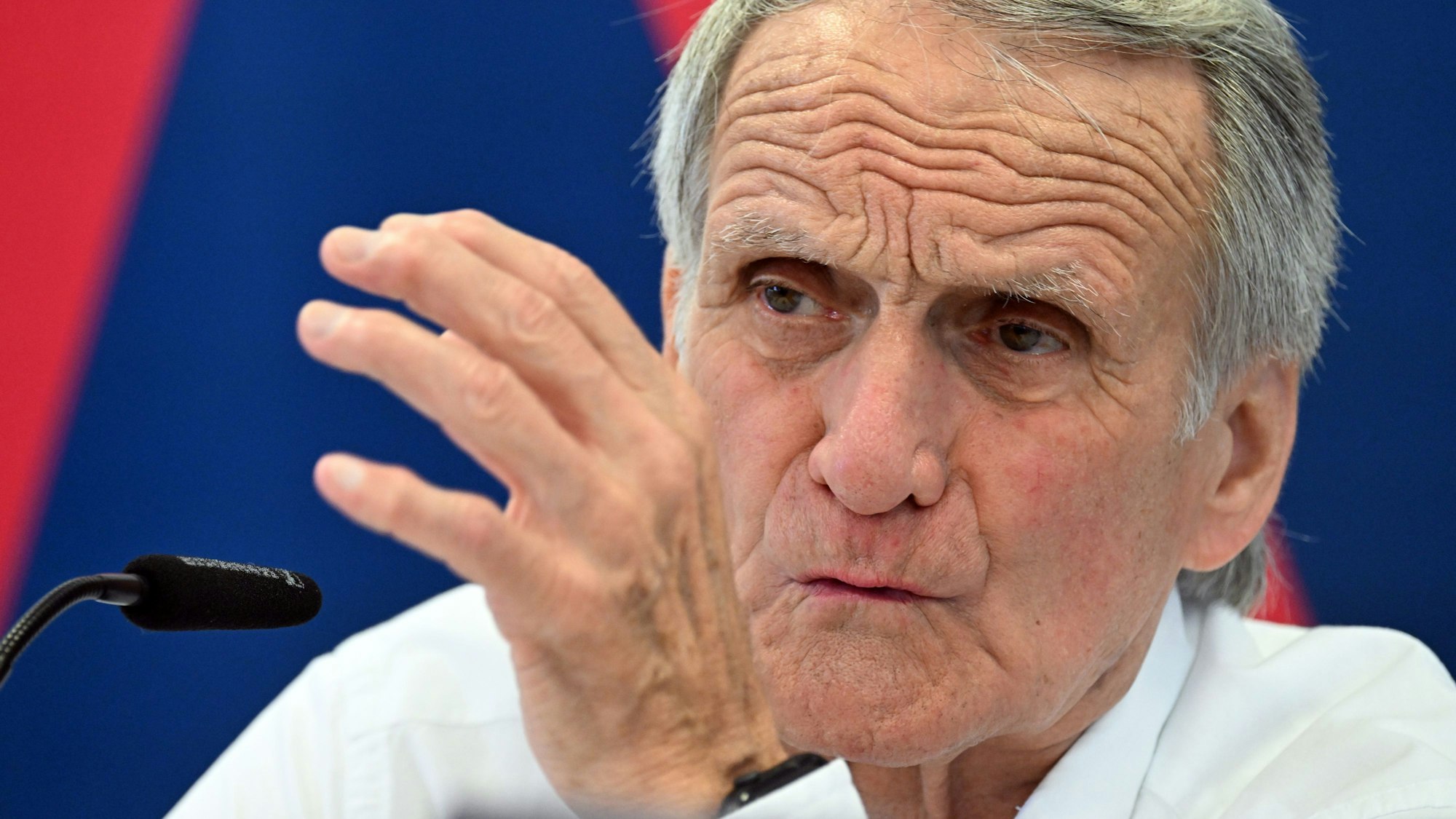 Köln: Wolfgang Overath, Fußball-Legende und Weltmeister von 1974, beantwortet Fragen im Geißbockheim des 1. FC Köln zu seinem Buch.