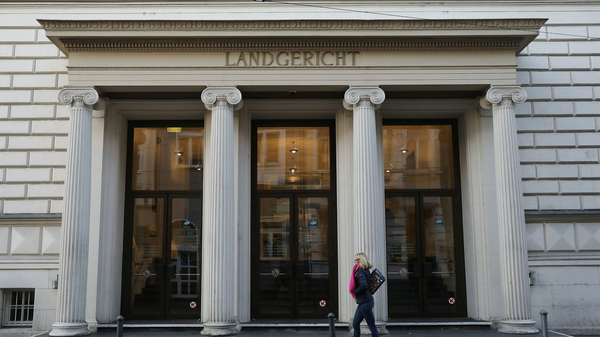 Das Portal des Landgerichtsgebäudes in Bonn.