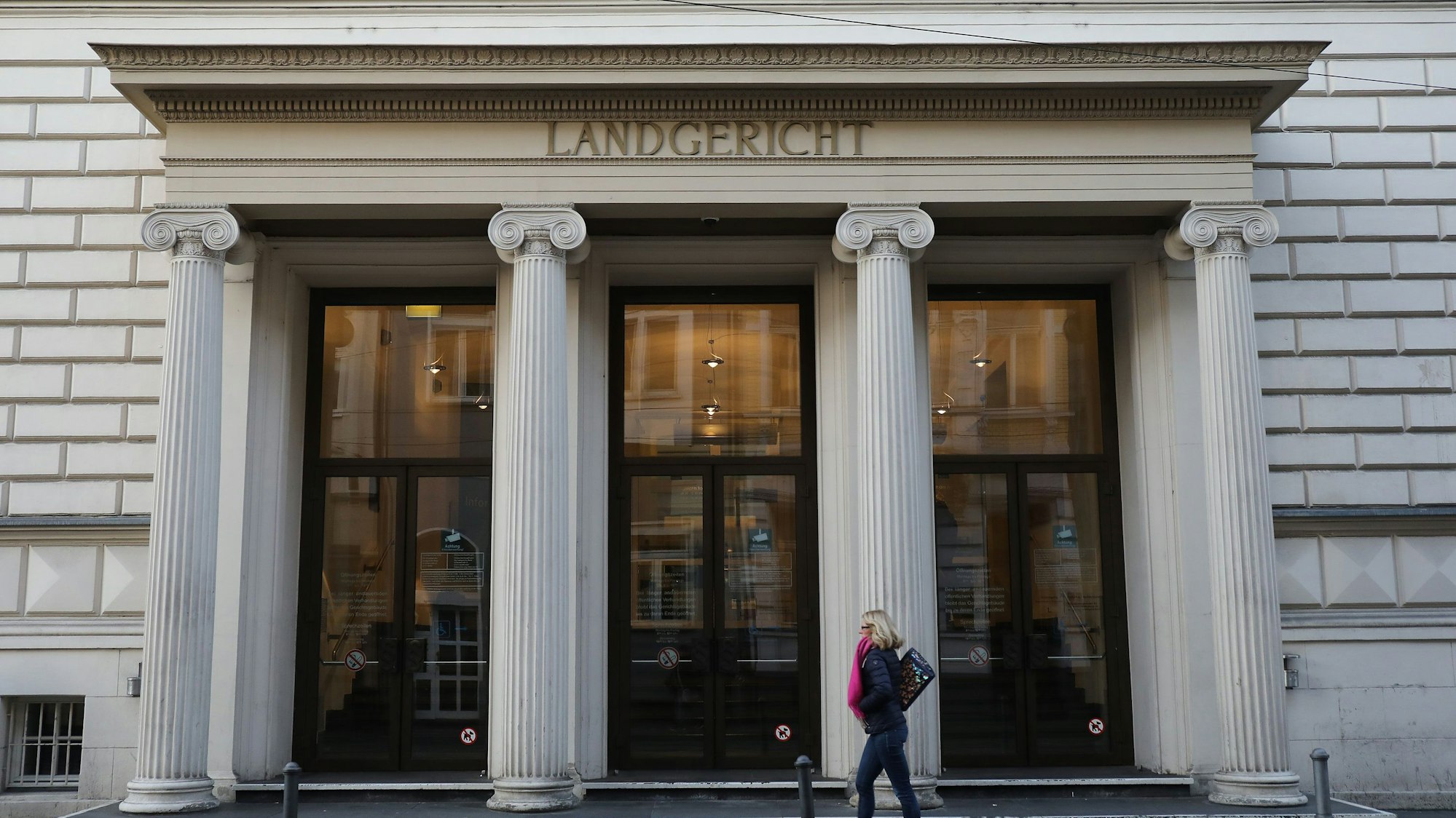 Der Eingang des Bonner Landgerichts