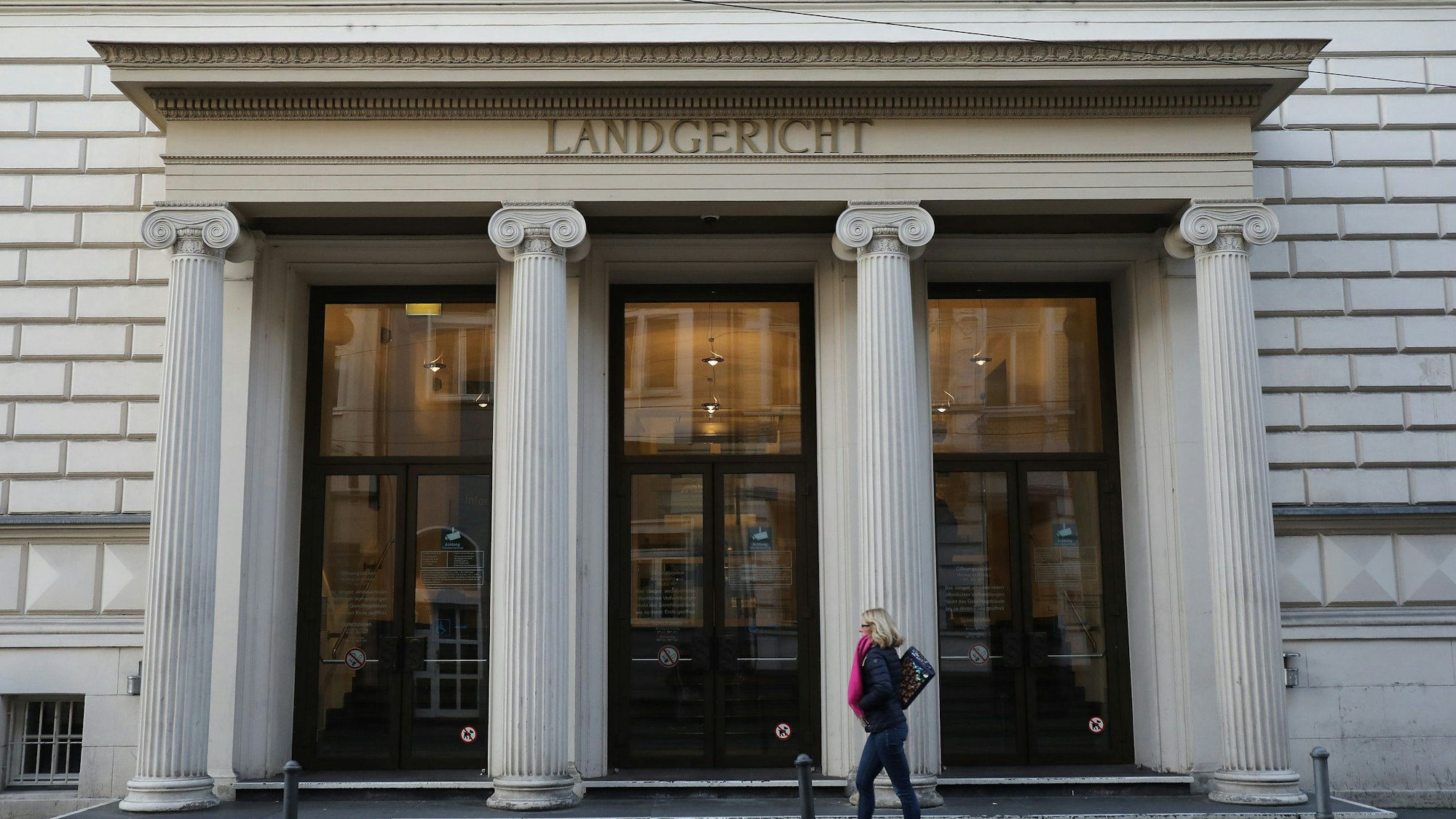 Der Eingang des Bonner Landgerichts.