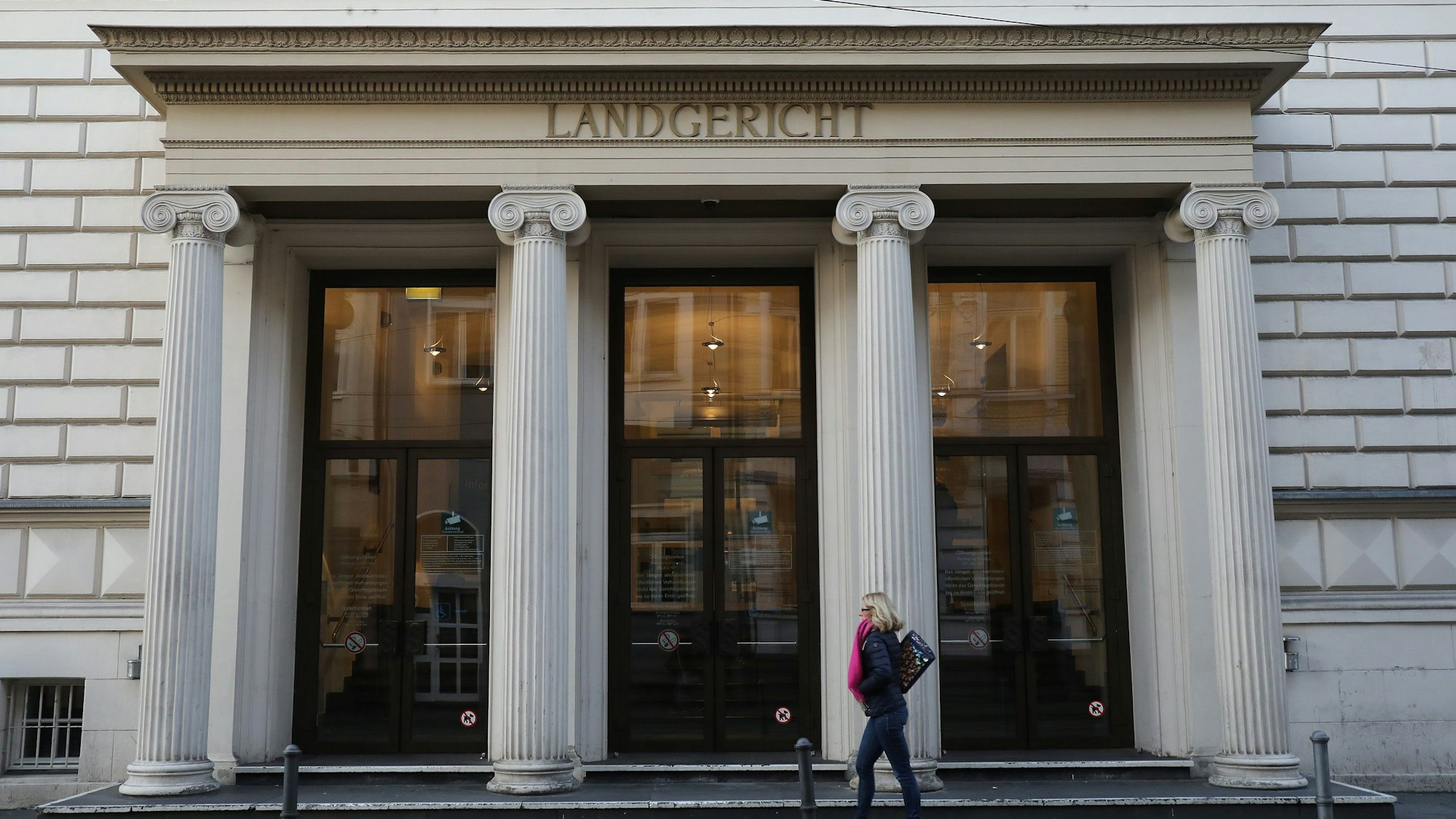 Der Eingang zum einem Gerichtsgebäude. Über dem Portal mit antik wirkenden Säulen steht Landgericht.