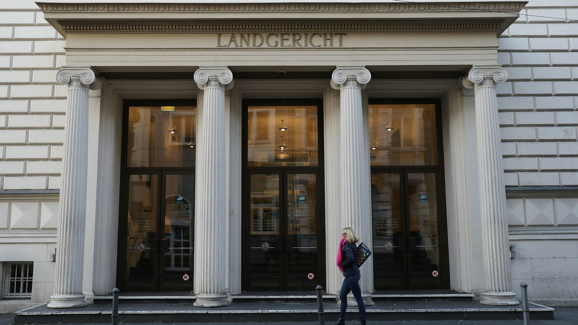 Der Eingang des Bonner Landgerichts.