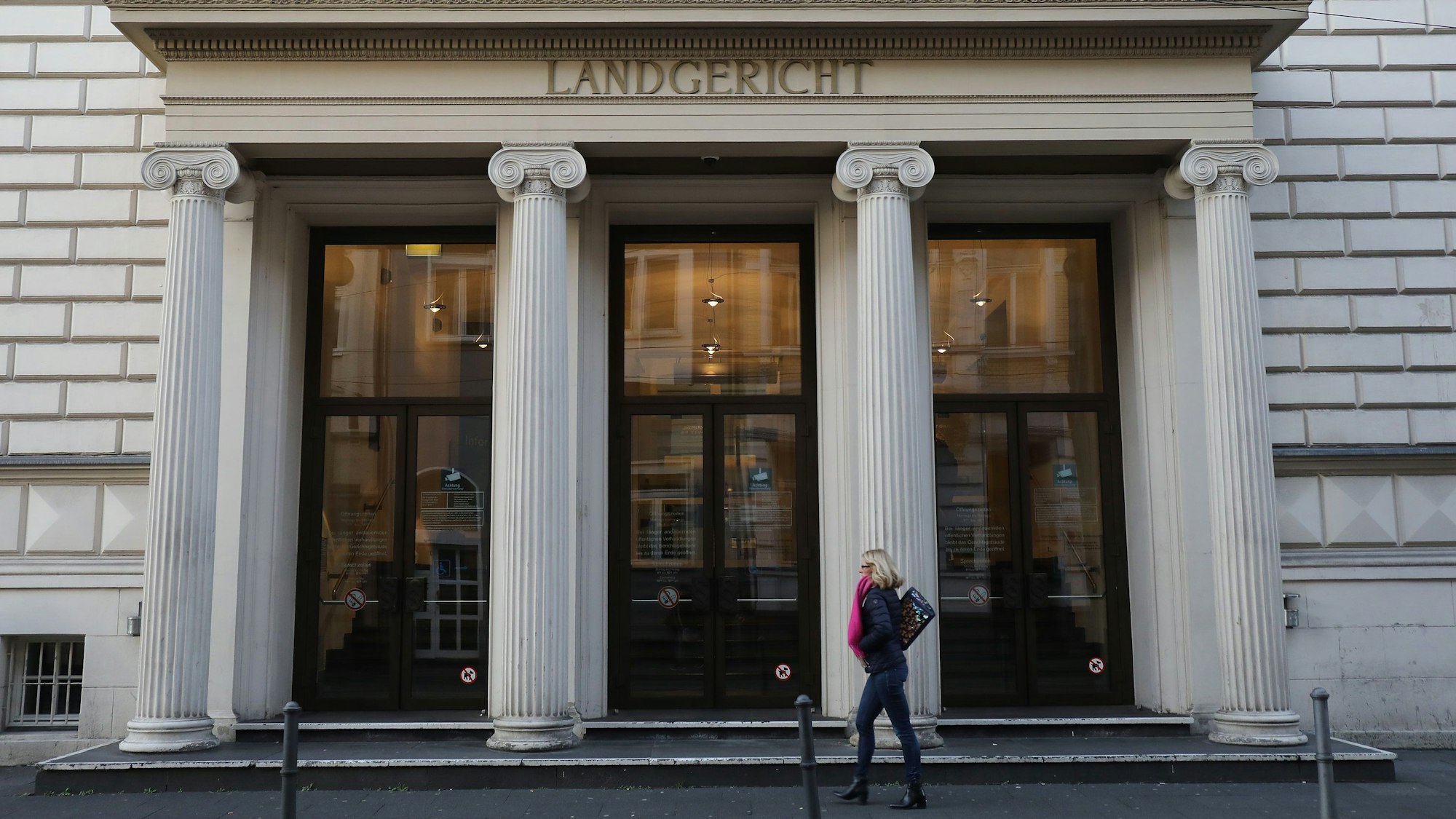 Der Eingang des Bonner Landgerichts. Archivfoto.