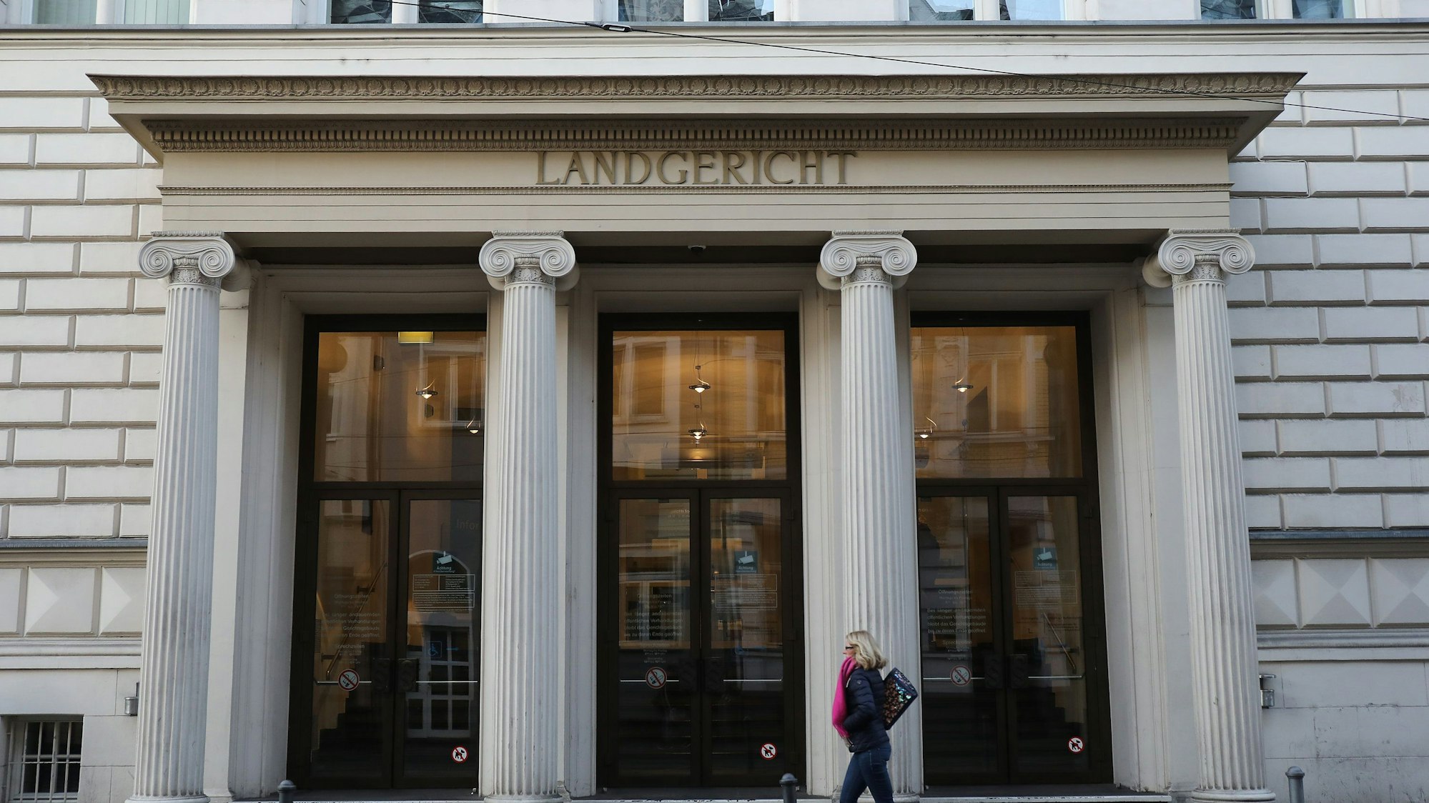 Der Eingang des Bonner Landgerichts.