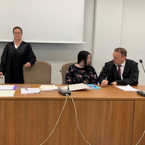 Das Bild zeigt die beiden Angeklagten mit ihren Verteidigern im Gerichtssaal.