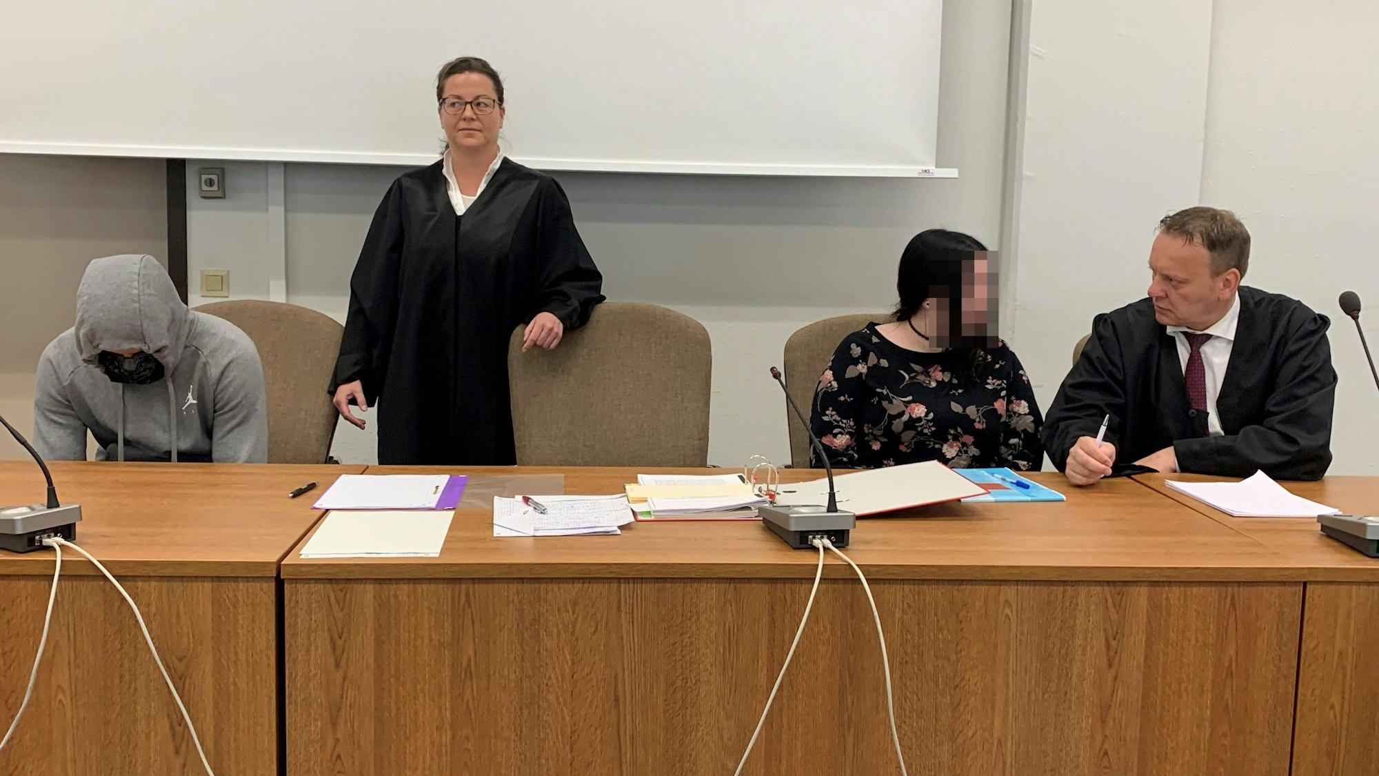 Das Bild zeigt die beiden Angeklagten mit ihren Anwälten.