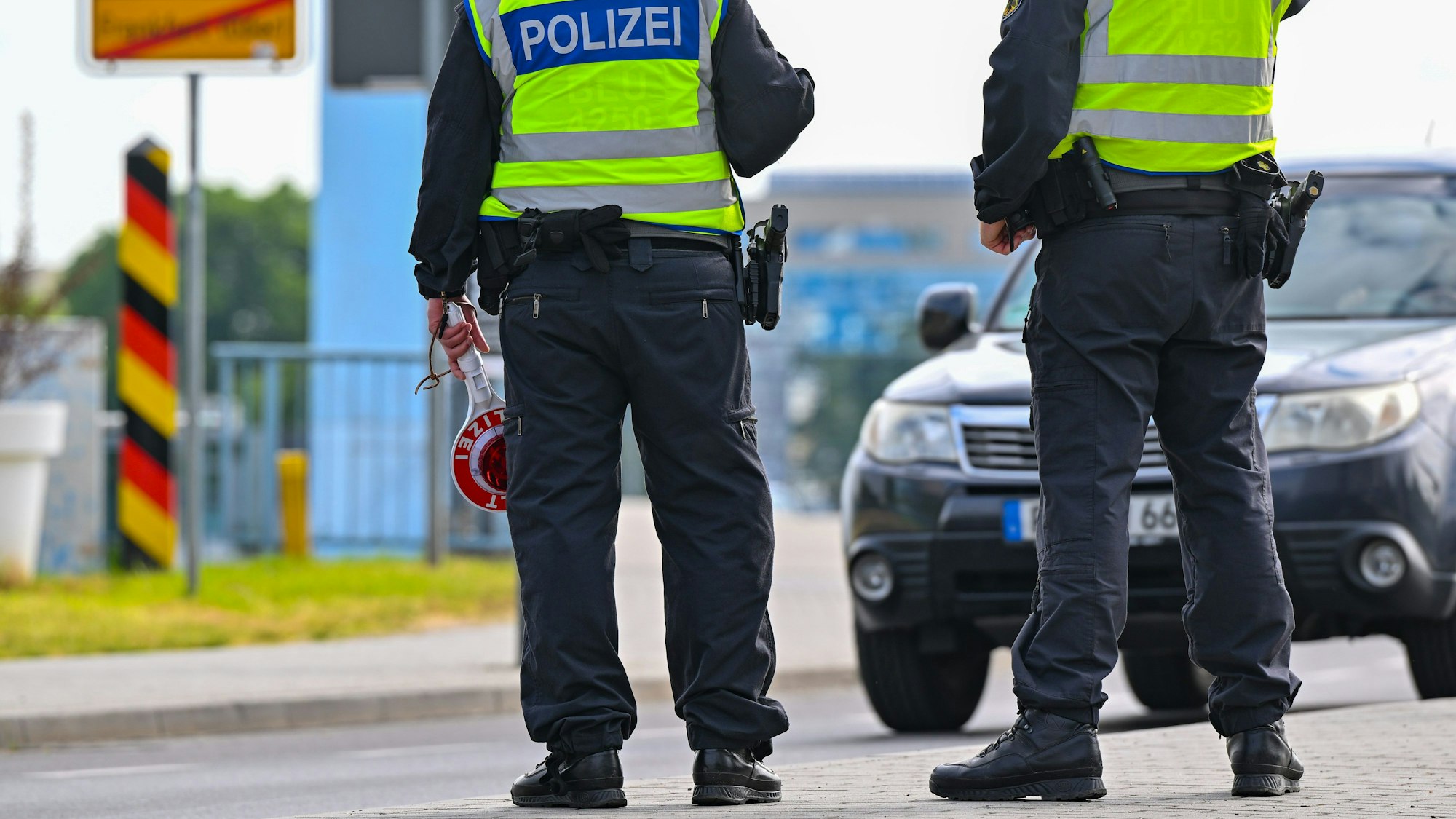 Beamte der Bundespolizei stehen bei der Einreise nach Deutschland am deutsch-polnischen Grenzübergang