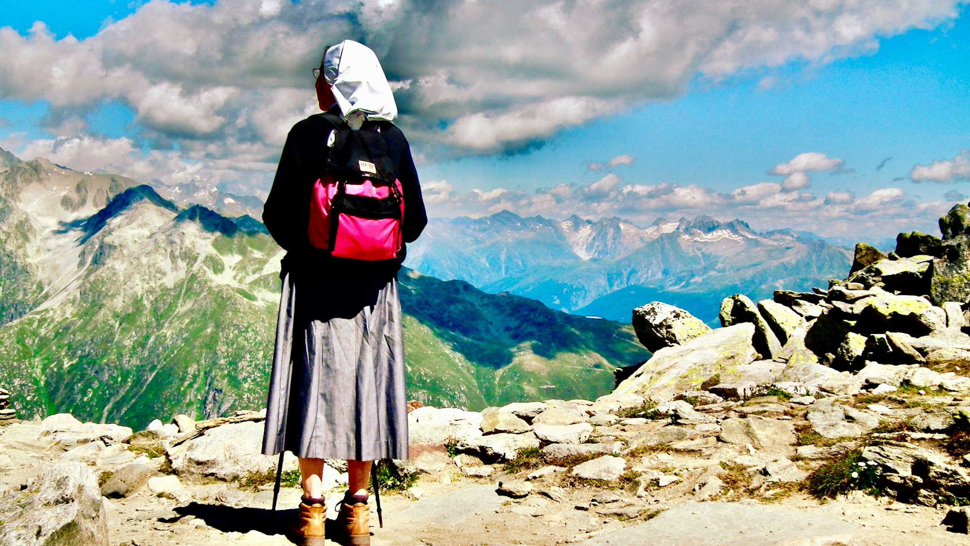 Das Foto zeigt eine Frau in den Schweizer Bergen.