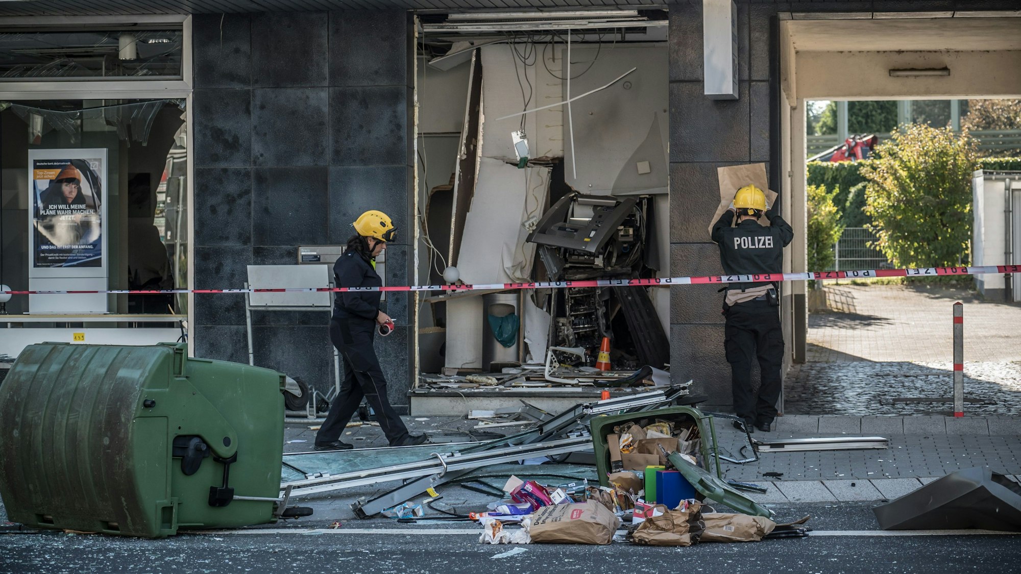 In Burscheid an der Bürgermeister-Schmidt-Straße wurde am frühen Morgen des 26. September ein Geldautomat der Deutschen Bank gesprengt.