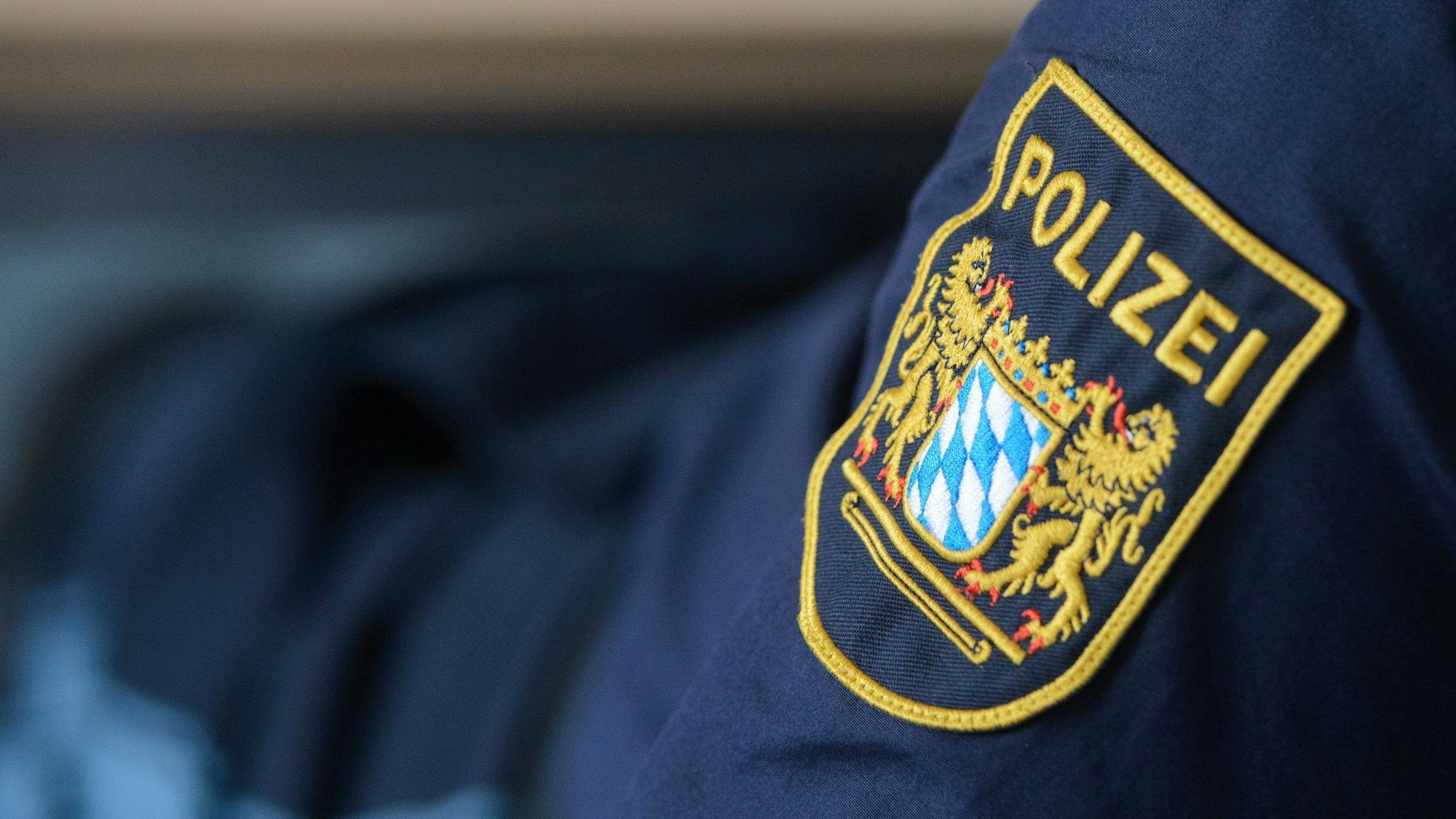 Ein Wappen der Bayerischen Polizei an einer Uniform.