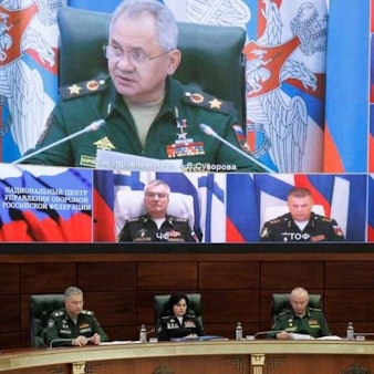 Das russische Verteidigungsministerium veröffentlichte Aufnahmen einer Videokonferenz mit Verteidigungsminister Sergei Schoigu und angeblich auch Vizeadmiral Wiktor Sokolow. Im Video ist der Admiral nur regungslos im kleinen Videofenster unter Schoigu zu sehen.