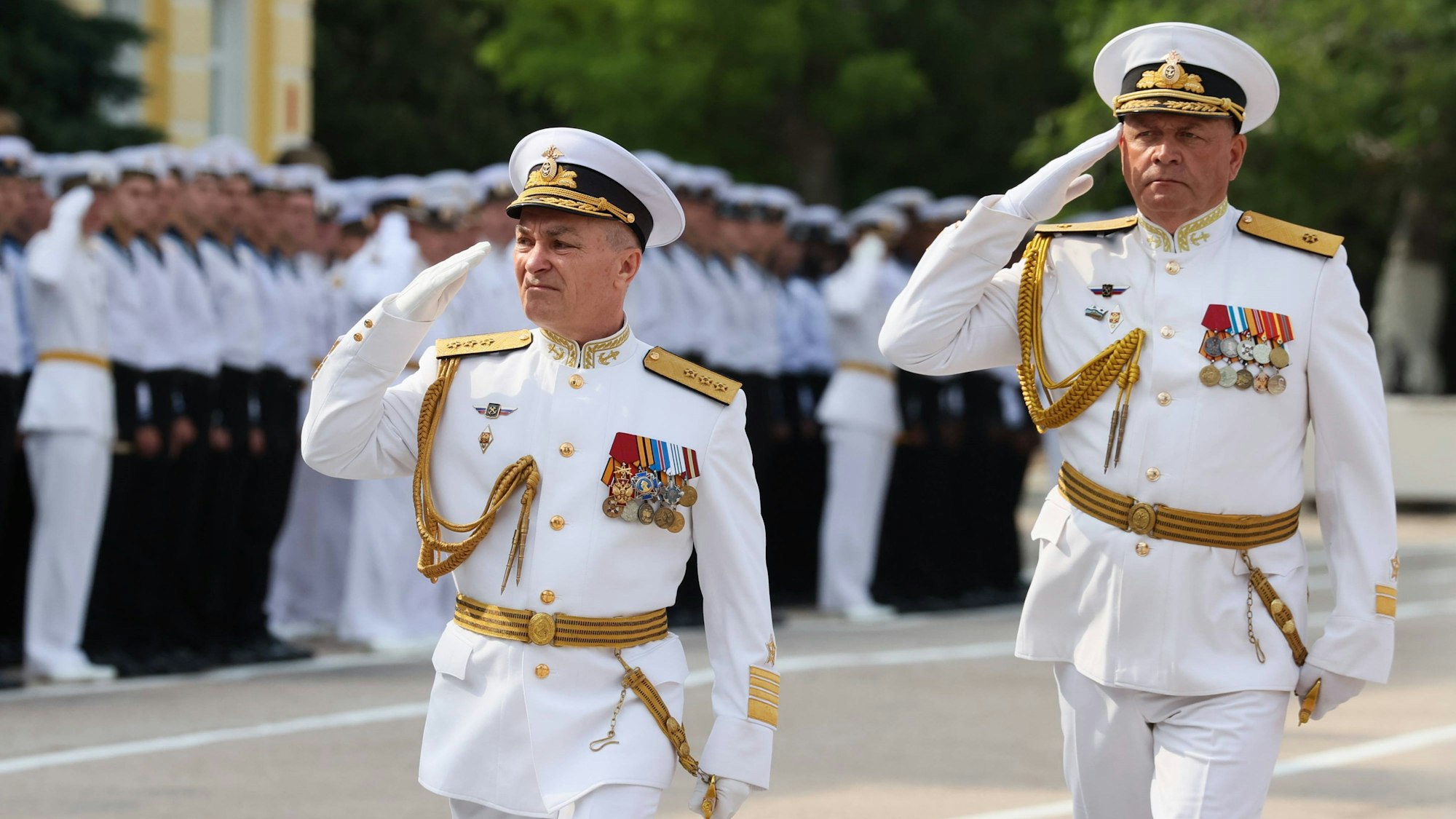 Der Kommandeur der russischen Schwarzmeerflotte, Vizeadmiral Wiktor Sokolow (l.) soll bei dem Angriff auf das Flottenhauptquartier in Sewastopol getötet worden sein. Zum Zustand von Konteradmiral Alexander Grinkevich (r.) gibt es bisher keine Angaben.