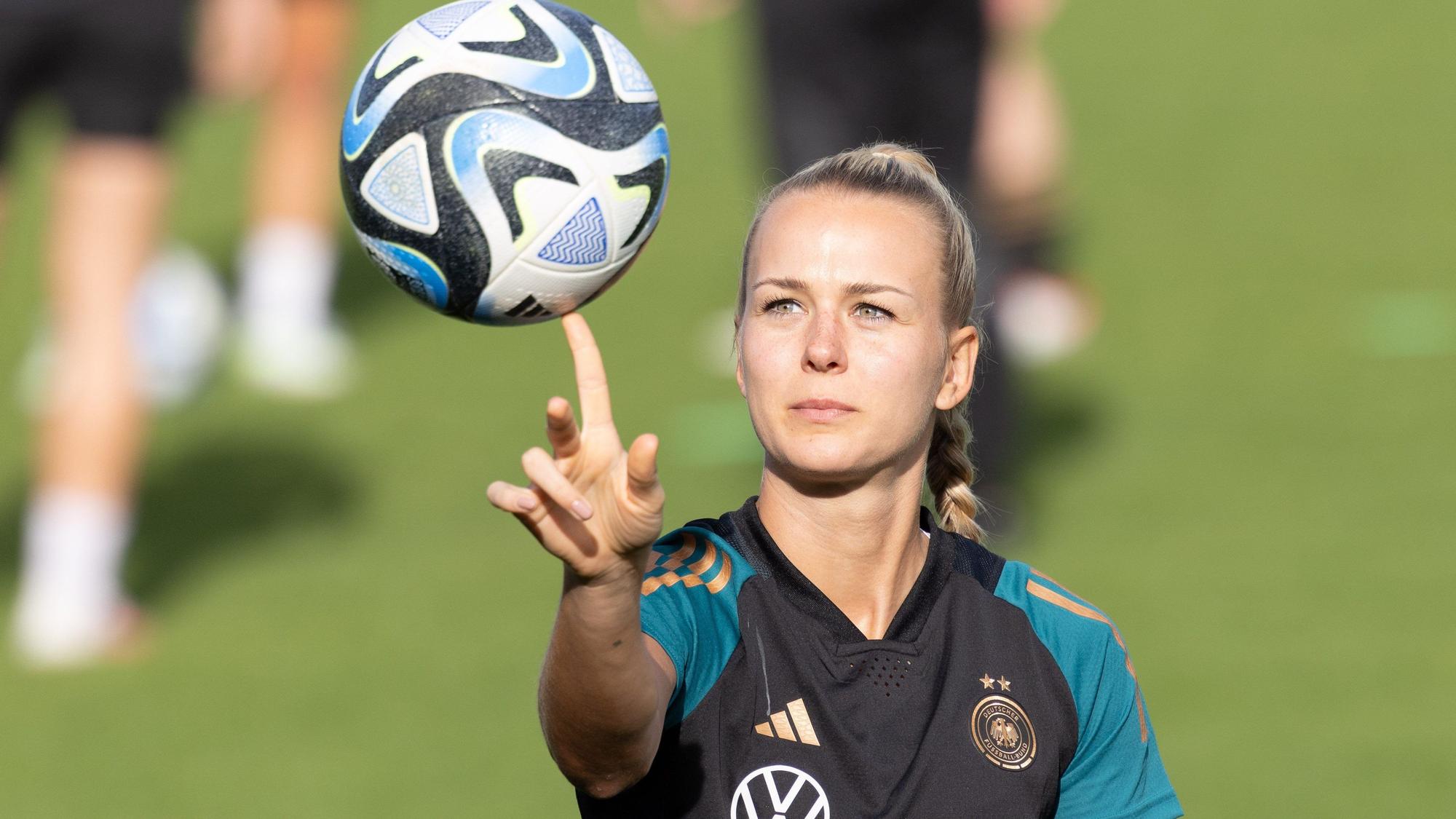 DFB-Torhüterin Merle Frohms balanciert den Ball auf dem Finger.